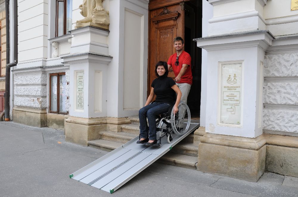 Nájazdové rampy pre imobilných (lyžiny) sú najjednoduchším variantom pre prejazd vozičkára cez nízku bariéru.