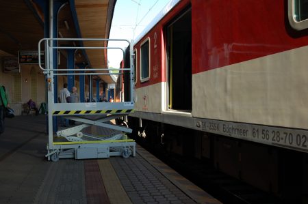 Zvislá zdvíhacia plošina do vlaku ZP2-300-LP11