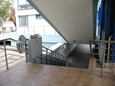 Montáž šikmej schodiskovej plošiny v osobnom prístave, Bratislava