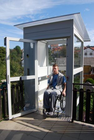 Zvislá zdvíhacia plošina pre telesne handicapovaných