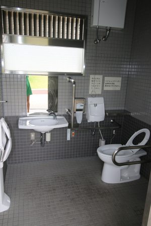 Bezbarierové wc v Japonsku - interiér
