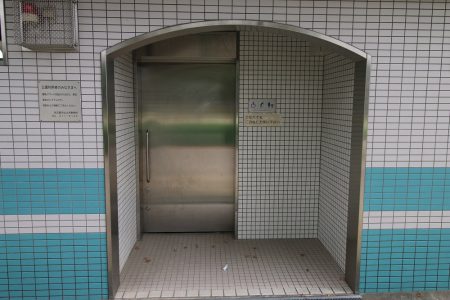 Bezbarierové wc v Japonsku - exteriér