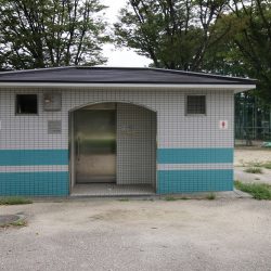 Bezbarierové wc v Japonsku - exteriér