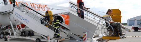 Plošina na lietadlové schody na nakladanie imobilných osôb do lietadla ARES s vozičkárom prepravovaným do lietadla