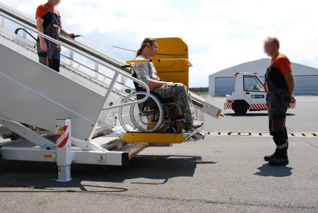 Plošina na lietadlové schody pre vozičkára