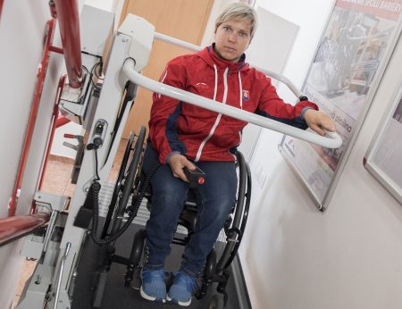 Šikmú schodiskovú plošinu vyskúšala aj paralympionička Veronika Vadovićová