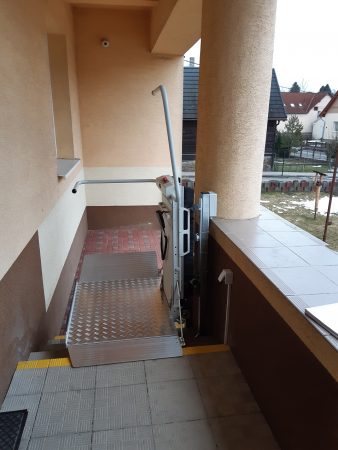 Montáž šikmej schodiskovej plošiny na ZŠ vo Vitanovej
