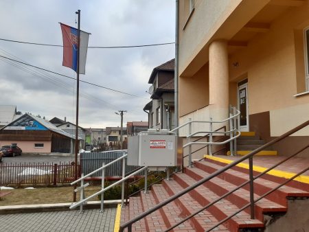 Montáž šikmej schodiskovej plošiny na ZŠ vo Vitanovej