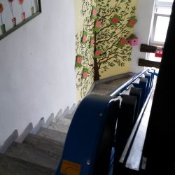 Montáž šikmej schodiskovej plošiny v Malokaparpatskej knižnici v Pezinku