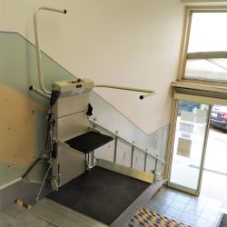 Montáž šikmej schodiskovej plošiny v Púchove na ÚPSVaR