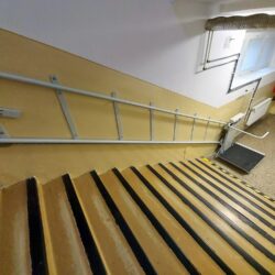 Montáž šikmej schodiskovej plošiny pre vozičkárov, Trnava